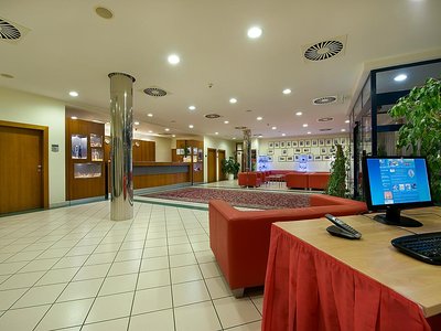 Ramada Airport Hotel Prague**** - компьютерный уголок на стойке