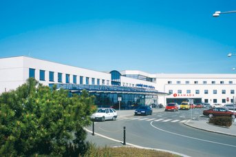 Ramada Airport Hotel Prague**** - Hotelgebäude und Václav-Havel-Flughafen Prag, Terminal T3