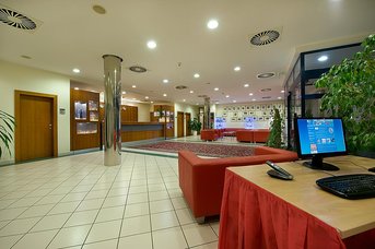 Ramada Airport Hotel Prague**** - PC-Ecke an der Rezeption