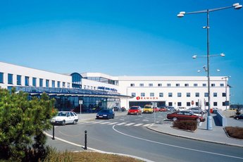 Ramada Airport Hotel Prague**** - Hotelgebäude und Václav-Havel-Flughafen Prag, Terminal T3