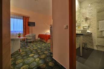 Ramada Airport Hotel Prague**** - апартамент категории Junior suite Superior